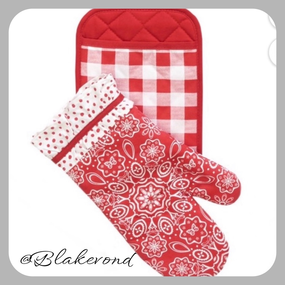 New- Rare The Pioneer Woman bandana oven
mitt and pot holder set